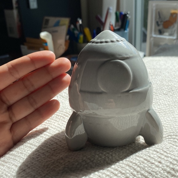 Small Spaceship Decor - Picture 2 of 4